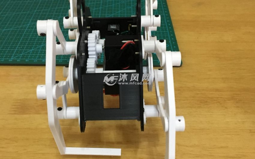 四足行走机器人C