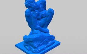 蹲在石头上的女性雕塑