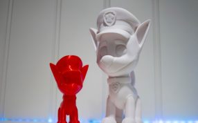 戴警帽的小顽皮狗