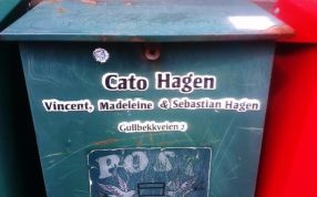 贴在邮箱上的字母