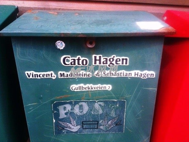 贴在邮箱上的字母