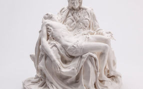 皮埃塔雕像正面主体