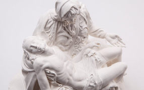 皮埃塔雕像俯视特写