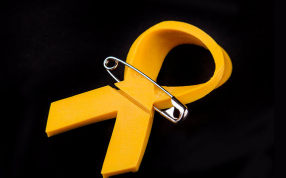 黄丝带与别针对比