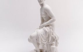 女神雕像整体正面特写