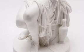 女神雕像底部特写