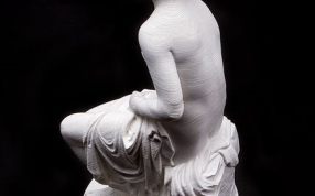 女神雕像背部特写