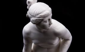 女神雕像正面特写