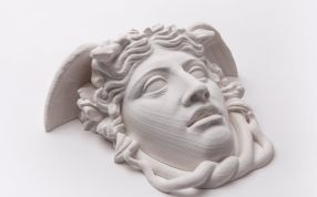 蛇发女怪美杜莎头像右侧面特写