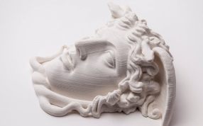 蛇发女怪美杜莎头像左侧面特写