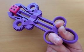 活动钳子夹住色子