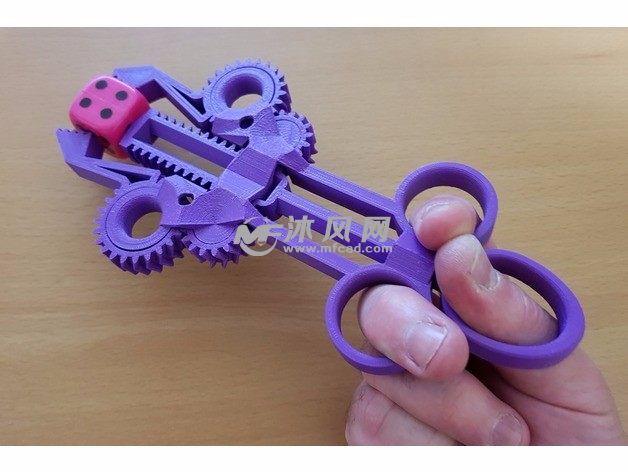 活动钳子夹住色子