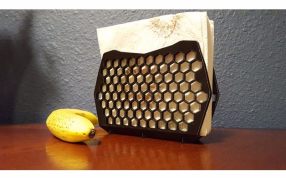 蜂窝纸巾架实物图放纸巾