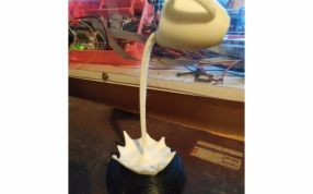 漂浮的水杯实物图