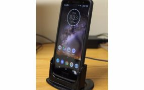 手机充电支架斜视图