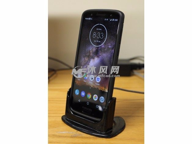 手机充电支架斜视图