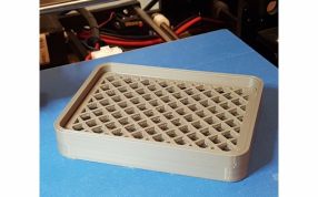 小肥皂盒模型滤网放置在盒子上