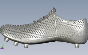 蜂窝足球靴侧视图