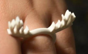 带着手上看见鹿角