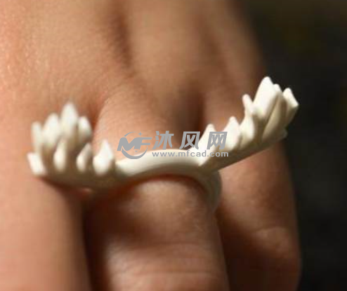 带着手上看见鹿角