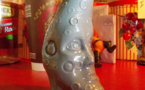 忧郁的月亮先生侧视图