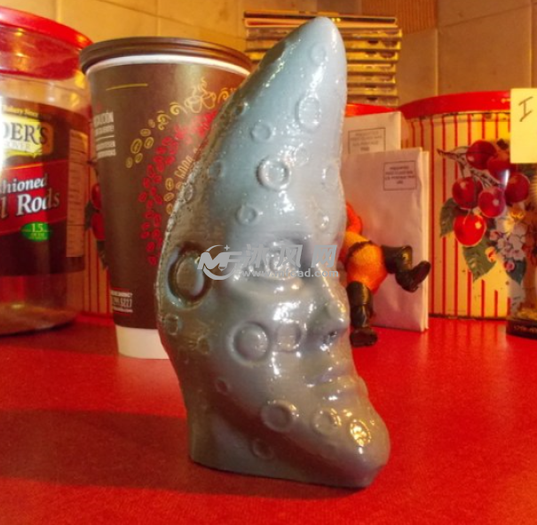 忧郁的月亮先生侧视图