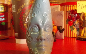 忧郁的月亮先生正视图