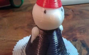 戴小红帽的雪人