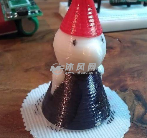 戴小红帽的雪人